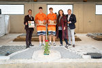 Verkehrslandesrätin Claudia Holzer, NAbg. Kurt Egger (in Vertretung von LH-Stv. Manuela Khom) und STED-Leiter Franz Zenz gratulierten dem Gewinner Julian Josef Grein (Straßenmeisterei Feldbach) und seinem Helfer Valentin Dresler (ebenfalls Straßenmeisterei Feldbach). © Land Steiermark/Jesse Streibl; Verwendung bei Quellenangabe honorarfrei
