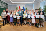 Landeshauptmann Mario Kunasek empfing die Delegation und gratulierte den überaus erfolgreichen Teilnehmern an den Staats- und Weltmeisterschaften im Harmonika-Spielen in der Grazer Burg. © Land Steiermark/Melanie Laimer; Verwendung bei Quellenangabe honorarfrei