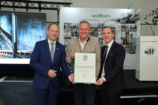 Landeshauptmann Mario Kunasek überreichte das Landeswappen an Vertreter der Wolfram Bergbau und Hütten AG im Rahmen eines Festaktes in St. Martin im Sulmtal. © Land Steiermark/PB LH, Verwendung bei Quellenangabe honorarfrei