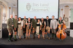 Aufsteirern-Empfang: Landtagspräsident Gerald Deutschmann, Landesrat Stefan Hermann, Landesrätin Claudia Holzer und Landesrat Willibald Ehrenhöfer, Landeshauptmann Mario Kunasek und Landeshauptmann-Stv. Manuela Khom, Landesräte Hannes Amesbauer und Karlheinz Kornhäusl mit den tonangebenden Pagger Buam.