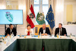 LH Mario Kunasek und LH-Stv. Manuela Khom mit den Klubobleuten Marco Triller (r.) und Lukas Schnitzer (l.) beim Sicherheitsgipfel in der Grazer Burg