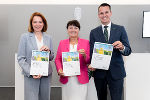 Landeshauptmann-Stv. Manuela Khom, Landesrätin Simone Schmiedtbauer und Landesrat Stefan Hermann präsentierten heute (1.Oktober) das definitive Sachprogramm Wind, mit dem bis zu 750 Megawatt erneuerbare Energie ermöglicht werden sollen. © Land Steiermark/Melanie Laimer; Verwendung bei Quellenangabe honorarfrei