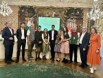 Eine Gruppe von 11 Personen in der Landstube