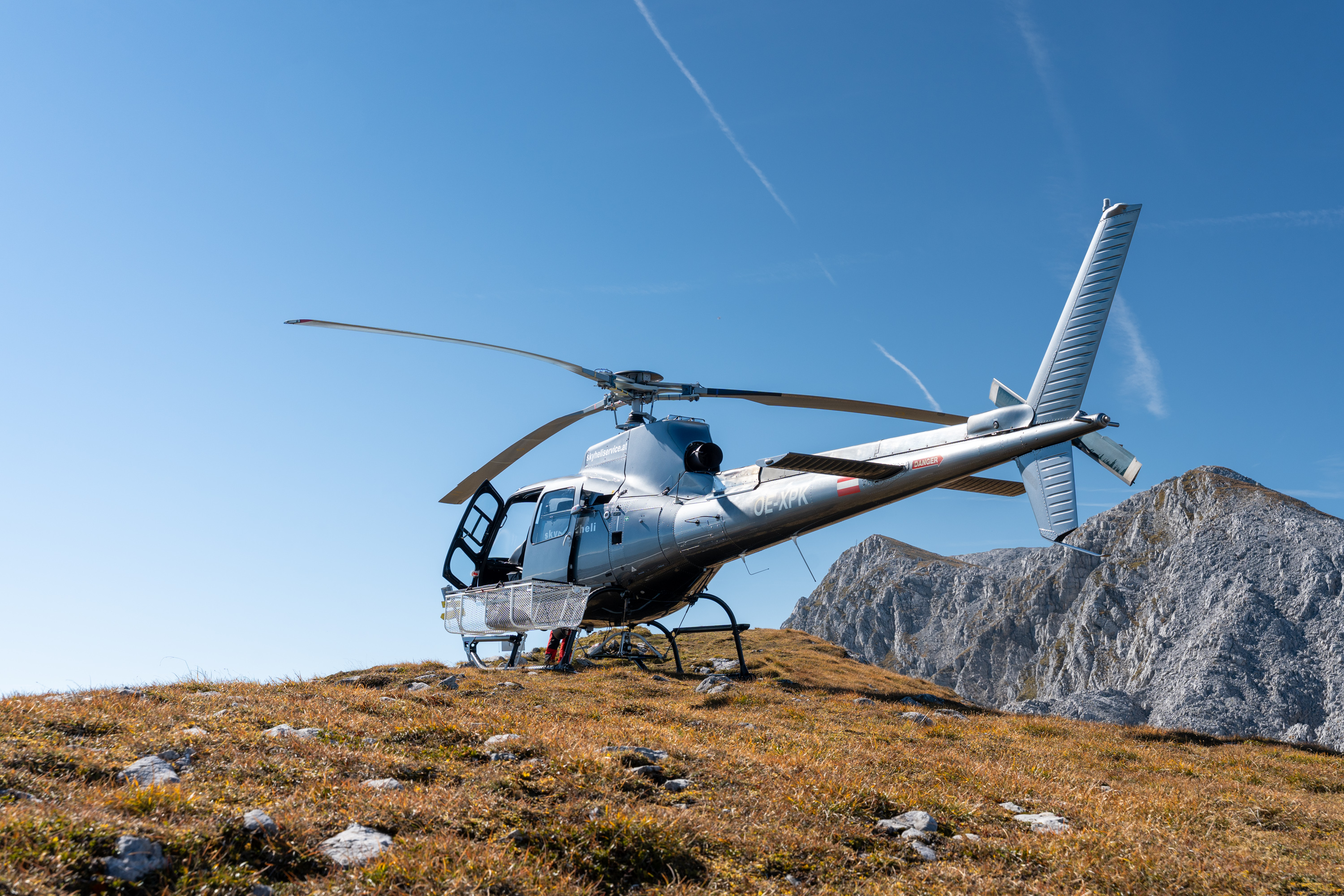 Eine Außenlandung in hochalpinem Gelände ist für einen Hubschrauber immer eine Herausforderung. Der Landeplatz sollte möglichst eben sein.