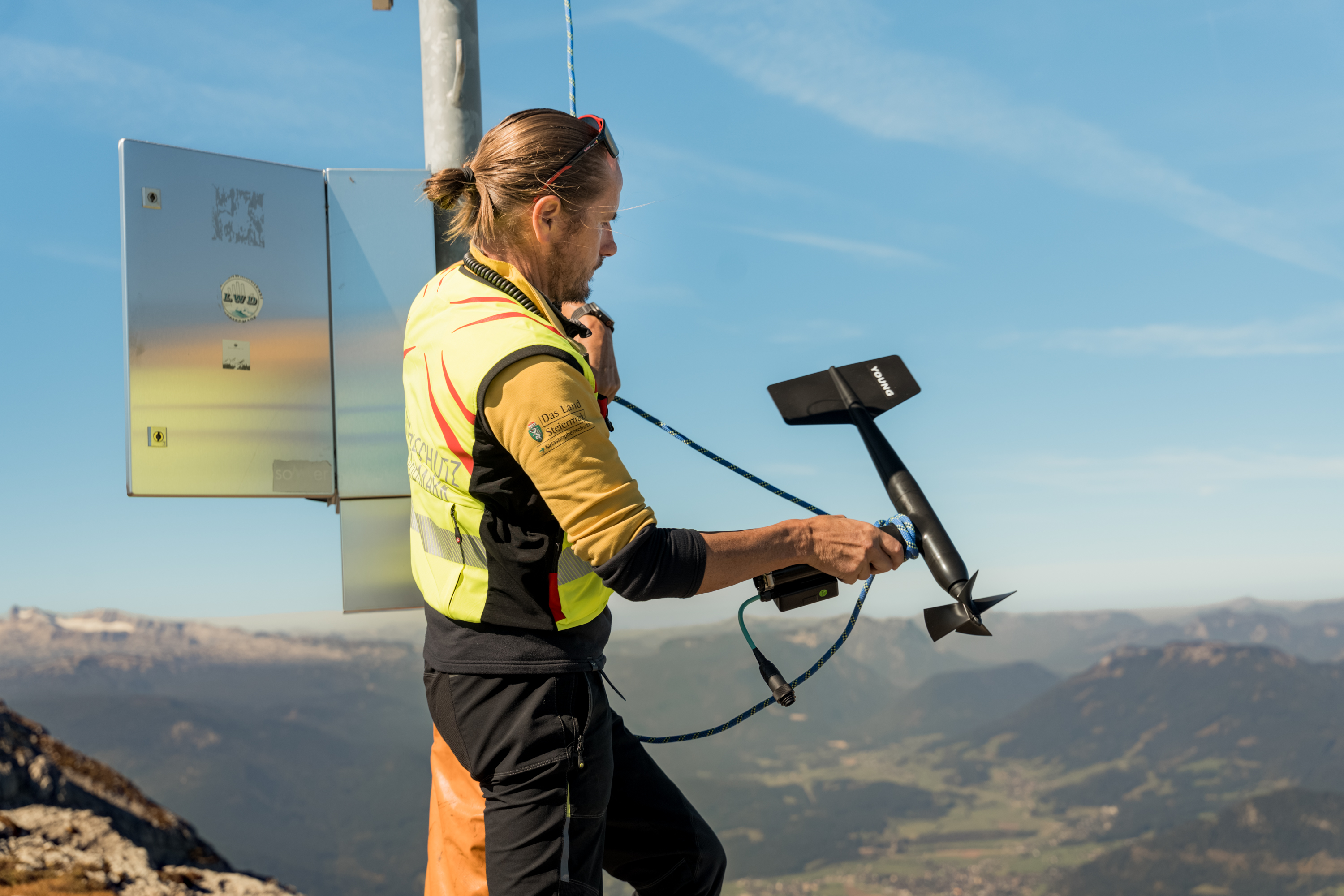Christian Patschok testet das neue Windmessrad, bevor es an der Spitze der Wetterstation verankert wird.