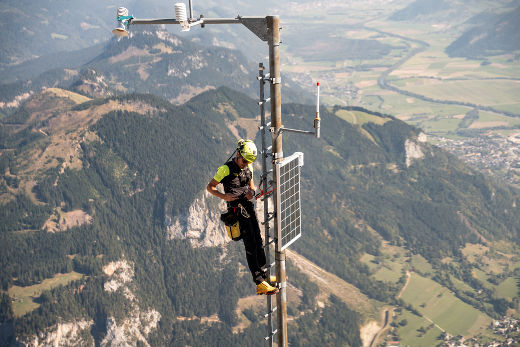 Job mit viel Aussicht: Lawinenwarndienst-Techniker Christian Patschok an einem seiner Arbeitsplätze hoch über dem Ennstal am Grimming bei der Reparatur einer Wetter-Station. © Land Steiermark/Robert Binder; Verwendung bei Quellenangabe honorarfrei