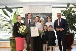 Feierstunde im Hotel Weitzer: Landeshauptmann Mario Kunasek überreichte das Landeswappen an die traditionsreiche Grazer Hoteliersfamilie. © Land Steiermark/Livia Harzl; Verwendung bei Quellenangabe honorarfrei