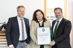 Landesrätin Claudia Holzer überreichte das Landeswappen an die Team Styria-Geschäftsführer Andreas Schröck und Bernhard Lambauer. © Land Steiermark/Morgenstern, Verwendung bei Quellenangabe honorarfrei