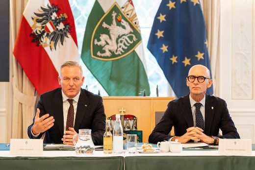 Mehr als 100 Gesetze von Änderungen betroffen, elf davon vor der Aufhebung: Landeshauptmann Mario Kunasek und Landesrat Willibald Ehrenhöfer präsentierten diese Vorhaben im Rahmen der Deregulierungs- offensive des Landes Steiermark. © Land Steiermark/Robert Binder; Verwendung bei Quellenangabe honorarfrei