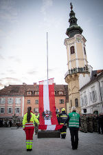 Flaggenparade in Bad Radkersburg: Die Delegationen der steirischen Einsatzorganisationen hissten diesmal gemeinsam in der Südsteiermark die Flagge der Republik.