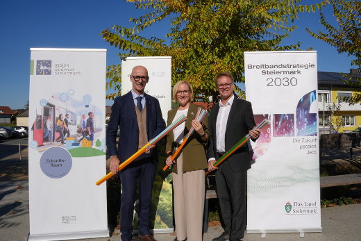 LR Willibald Ehrenhöfer, Bgm. Elke Halbwirth (Gleinstätten) und sbidi-Geschäftsführer Herbert Jöbstl (v.l.) © sbidi/Fiona Kahr; Verwendung bei Quellenangabe honorarfrei