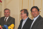 Gaben das Ergebnis der außerordentlichen Regierungssitzung bekannt – Landeshauptmann Mag. Franz Voves mit Stellvertreter Hermann Schützenhöfer und Finanzlandesrat Dr. Christian Buchmann. © Foto: Elmar Gubisch Gaben das Ergebnis der außerordentlichen Regierungssitzung bekannt – Landeshauptmann Mag. Franz Voves mit Stellvertreter Hermann Schützenhöfer und Finanzlandesrat Dr. Christian Buchmann.