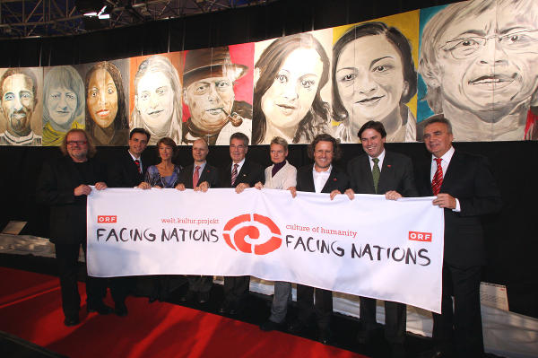 (von links) LH-Stv. Kurt Flecker, Bürgermeister Siegfried Nagl, Moderatorin Barbara Rett, UN-Informationsdirektor Maher Nasser, Bundespräsident Heinz Fischer, Bürgermeister-Stv. Lisa Rücker, Maler Oskar Stocker, Landeshauptmann Franz Voves und ORF-Landesdirektor Gerhard Draxler. © ORF/Stuhlhofer