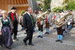 Beim Abschreiten der Musikkapellen, hier die von Aflenz: Beutl, Schennas Bürgermeister Luis Kröll, Schrittwieser, (v.l.). (Foto: Sepp Reinprecht, Abdruck honorarfrei)