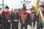 Schennas Bürgermeister Luis Kröll, Schrittwieser und Schützen der Schützenkompanie Erzherzog Johann von Schenna (v.l.)  (Foto Sepp Reinprecht, Abdruck honorafrei)
