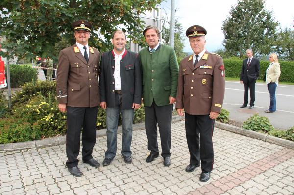 V.l.n.r.: Ortsfeuerwehrkommandant von Apfelberg Erwin Grangl mit BM Karl Bacher, LH Franz Voves und Bezirksfeuerwehrkommandant Josef Haberl  © BI Thomas Zeiler 