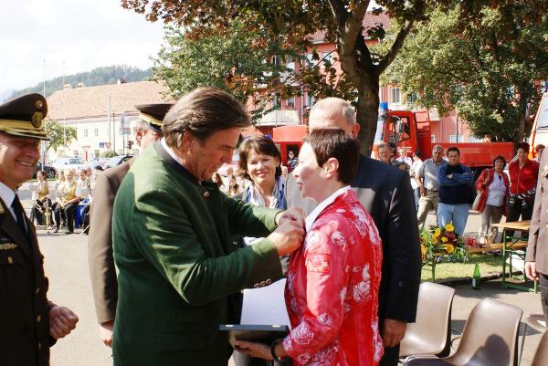 BM Brigitte Schwarz bekommt von LH Franz Voves die bronzene Florianiplakette angesteckt © Roland Theny, www.feuerwehr-kapfenberg.at