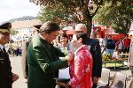 BM Brigitte Schwarz bekommt von LH Franz Voves die bronzene Florianiplakette angesteckt
