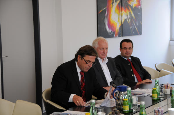 Beim Studium der Produktpalette: LH Voves zeigt sich begeistert von der Produktvielfalt. © Fotos: Maschinenfabrik Liezen und Gießerei Ges.m.b.H.