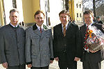 Bei der feierlichen Eröffnung des neuen Marktplatzes in Wies (v.l.n.r.): BH Müller, Pfarrer Mag. Anton Neger, LH Voves, Bgm. Waltl.