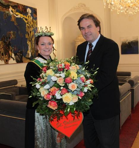 Bernadette I überreichte LH Voves einen wahrlich königlichen Blumenstrauß © LPD/ Foto bei Quellenangabe honorarfrei