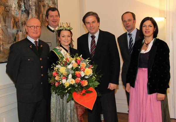 Rudolf Hajek, Ferdinand Lienhart, Bernadette I,  Robert Buchsbaum und Andrea Rauch beschenkten LH Voves in Vertretung aller steirischen GärtnerInnen und FloristInnen © LPD/ Foto bei Quellenangabe honorarfrei