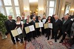 Univ.-Prof. Schöpfer, Lena Hoschek, Sr.Elisabeth Gruber, Max Wratschgo,  Christine Hofmeister (Europäische Föderal. Bewegung), Waltraud Neuroth-Schinko, Helena Wallner, LH a.D. Josef Krainer und LH-Stv. Hermann Schützenhöfer, dahinter: Emanuel Amtmann, Michael Mödendorfer, Dr. Nadja Schrotter und Dr. Walter Spindelböck 
