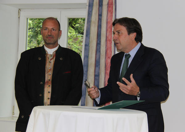 LH Voves überreicht an Michael Moll die Urkunde zur Führung des Landeswappens (v.l.:). © Fotos Landespressedienst; bei Quellenangabe honorarfrei