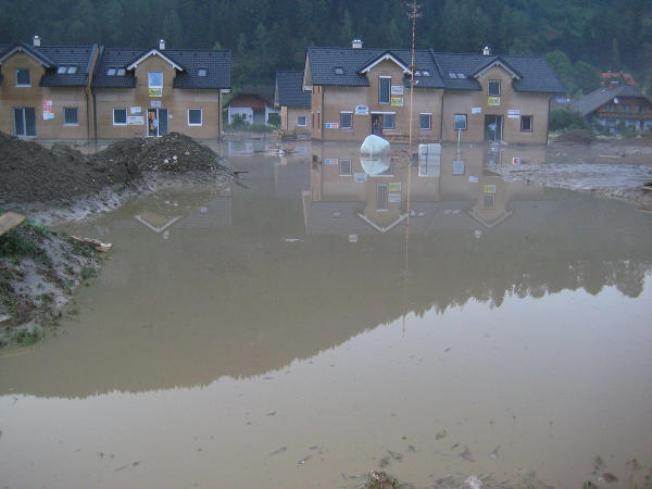 Wasser und Schlamm standen meterhoch und zerstörten neu gebaute Wohnsiedlungen. © Foto Schöttl: bei Quellenangabe honorarfrei