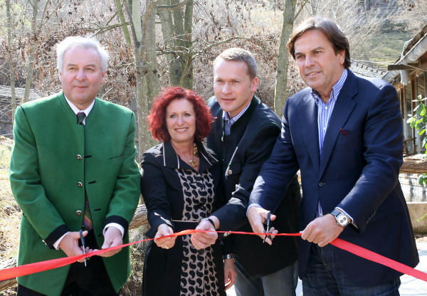 LH-Stv. Hermann Schützenhöfer, Herberstein-GF Doris Wolkner-Steinberger, zoologischer Leiter der Tierwelt Reinhard Pichler und Landeshauptmann Franz Voves bei der gestrigen Eröffnung der neuen Südamerika-Anlage. © Tierwelt Herberstein/Frewein; bei Quellenangabe honorarfrei