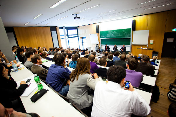 Ein voller Hörsaal verfolgte die spannende Diskussion. ©      