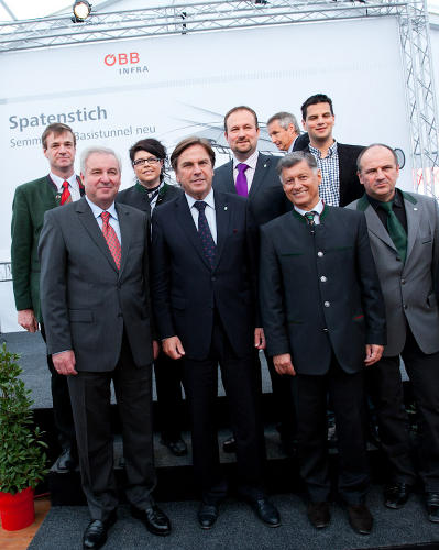 Die steirische Delegation wurde angeführt von LH-Vize Schützenhöfer, LH Voves und LR Gerhard Kurzmann (erste Reihe von links). © Fotos: Land Steiermark/camera-obscura.at; bei Quellenangabe honorarfrei