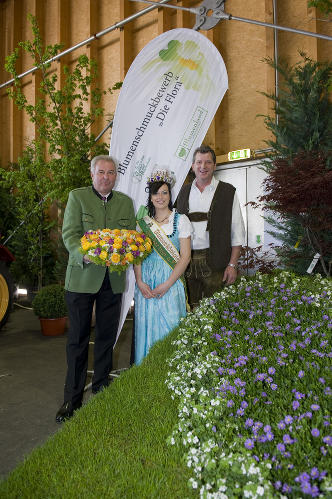 LH-Vize Schützenhöfer, Blumenkönigin Lisa I. und der Obmann der steirischen Gärtner Ferdinand Lienhart (v.l.) ©      