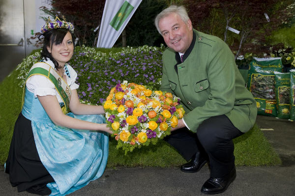 Blumenkönigin Lisa I. und LH-Vize Schützenhöfer vor einem Blumenherz © Fotos: Land Steiermark/Strasser; bei Quellenangabe honorarfrei