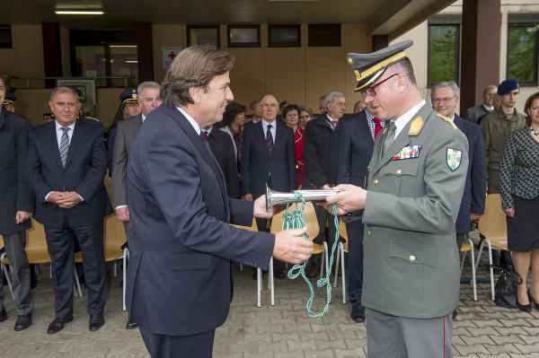 LH Voves übergibt Brigadier Zöllner das versilberte Signalhorn. ©      