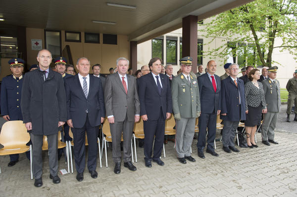 Landesamtsdirektor Helmut Hirt, 2. LH-Stv. Siegfried Schrittwieser, LH-Vize Hermann Schützenhöfer, LH Franz Voves, Brigadier Heinz Zöllner, Landtagspräsident Manfred Wegscheider, 2. LT-Präsident Franz Majcen, 3. LT-Präsidentin Ursula Lackner und Generalmajor Heinrich Winkelmayer (v.l.) beim Festakt © Land Steiermark/Foto Fischer; bei Quellenangabe honorarfrei
