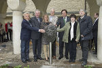 Bundesratspräsident Hammerl, LH-Vize Schützenhöfer, BM Karl, Stadtrat Rüsch, LH Voves und das Künstlerpaar Knoll (v.l.) vor der Stadtkern-Skulptur im Burghof