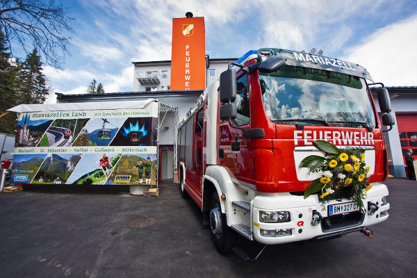 Das neue Rüsthaus und ein neues Einsatzfahrzeug der FF Mariazell ©      
