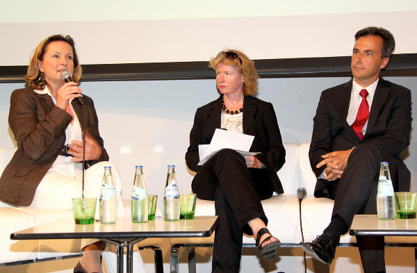 LR Bettina Vollath und Bgm. Siegfried Nagl stellten sich im Kunsthaus den Fragen von Moderatorin Claudia Gigler ©      