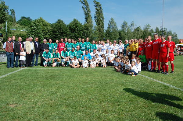 Katholische Priester und Legenden kickten in Kapfenstein. ©      