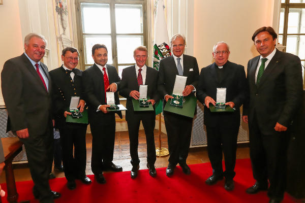 LH-Vize Hermann Schützenhöfer, Wolfhard Wegscheider, Alfred Gutschelhofer, Hans Sünkel, Veit Sorger, Helmut Burkhard und LH Franz Voves (v. l.) beim Festakt in der Alten Universität © Foto: Frankl; bei Quellenangabe honorarfrei