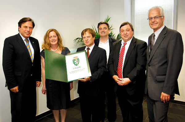 LH Franz Voves, Elfriede Gritz, Leopold Gartler, Gerhard Steindl, Werner Glanzer und Stadtrat Gerhard Rüsch (v. l.) bei der Überreichung des Landeswappens © Foto: Ulrich; bei Quellenangabe honorarfrei