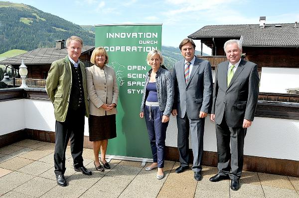 IV-Chef Jochen Pildner-Steinburg, Christa Neuper, Rektorin der KF-Uni Graz, LR Kristina Edlinger-Ploder, LH Franz Voves und LH-Stv. Hermann Schützenhöfer präsentierten in Alpbach gemeinsam die erfolgreiche Zusammenarbeit (v.l.) © Foto: Markus Prantl; bei Quellenangabe honorarfrei