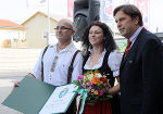 Geschäftsführer Joe und Gattin Judith Kogler mit LH Voves (v.l.) und der Urkunde zum Landeswappen