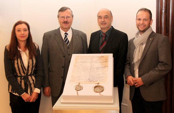 Petra Göbel, Josef Riegler, Manfred Wegscheider und Landtagsdirektor Jürgen Dumpelnik mit der Kopie der Georgenberger Handfeste in der Landstube. (v.l.) © Fotos: steiermark.at/Schüttbacher; bei Quellenangabe honorarfrei