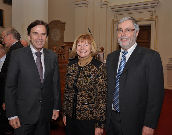 Landeshauptmann Franz Voves und Uni-Rektorin Christa Neuper gratulierten Alt-Rektor Helmut Konrad zum 65. Geburtstag. (v.l.) © Foto: Uni Graz; bei Quellenangabe honorarfrei