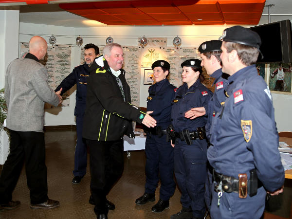Bgm. Winter und LH-Vize Schützenhöfer beim Besuch der Einsatzkräfte in Schladming © steiermark.at (GEPA Pictures/Oberländer); bei Quellenangabe honorarfrei