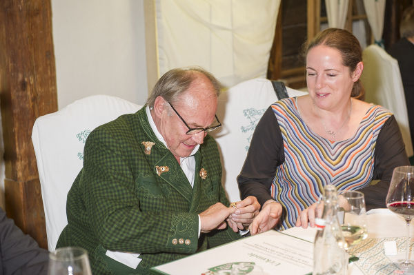Brandauer zeigt den Ring Gattin Natalie. © Foto: Fischer; bei Quellenangabe honorarfrei