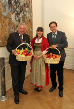 LH-Vize Schützenhöfer, Apfelprinzessin Karin und LH Voves (v.l.) © steiermark.at; bei Quellenangabe honorarfrei LH-Vize Schützenhöfer, Apfelprinzessin Karin und LH Voves (v.l.)