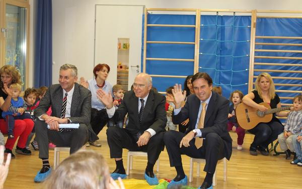Mit den Kindern feierten Unternehmenssprecher Michael Ksela, AVL-Chef Helmut List und LH Franz Voves die Eröffnung des neuen Kindergartens (v.l.) © Fotos: AVL; bei Quellenangabe honorarfrei
